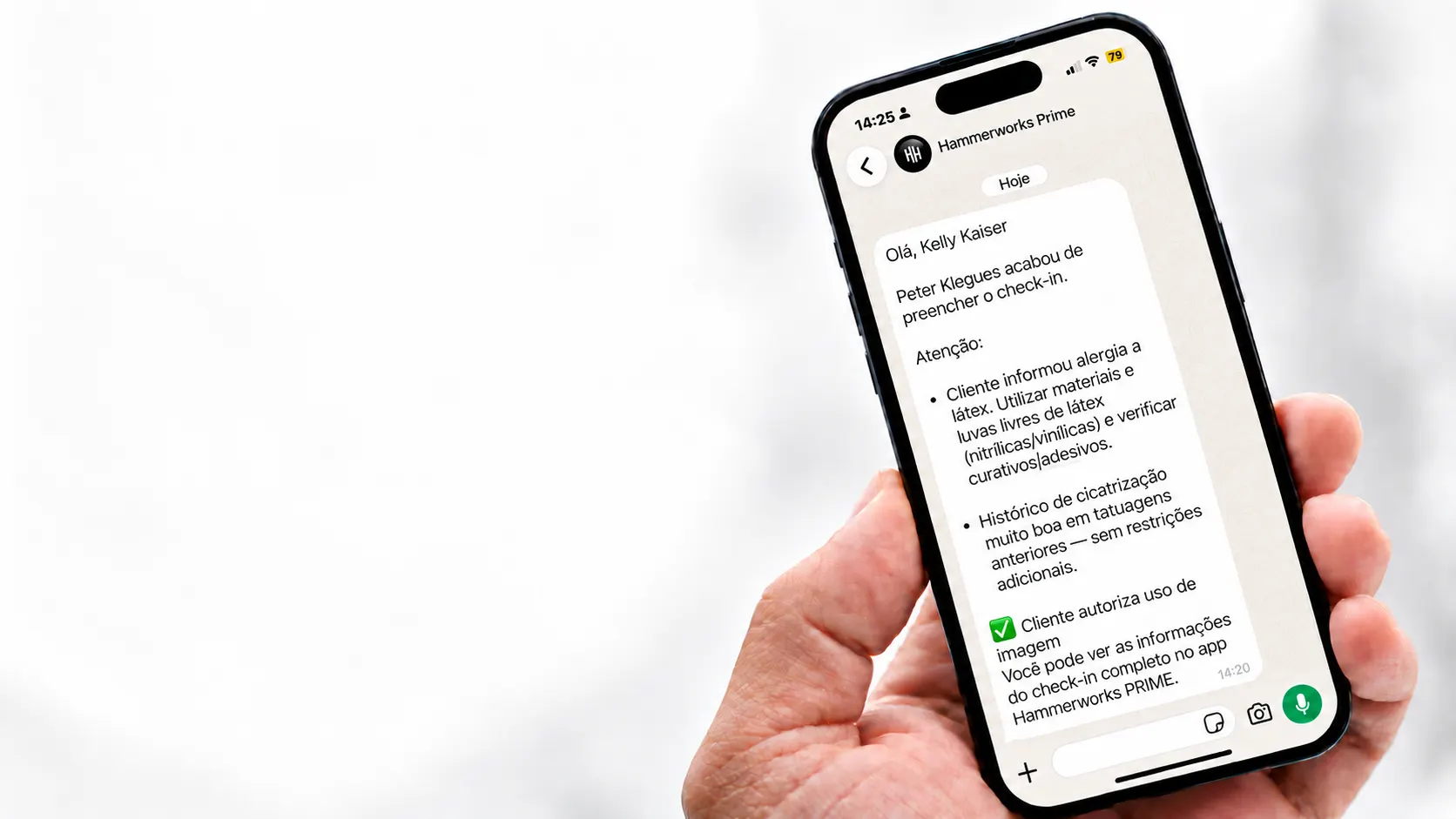 Celular com mensagem do Hammerworks Prime no WhatsApp avisando que a cliente preencheu o check-in, com alerta de alergia a látex e autorização de uso de imagem