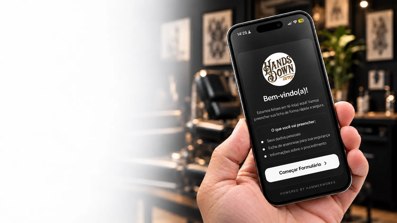 Mão segurando o celular com a tela de boas-vindas do check-in do estúdio, pronta para começar o formulário